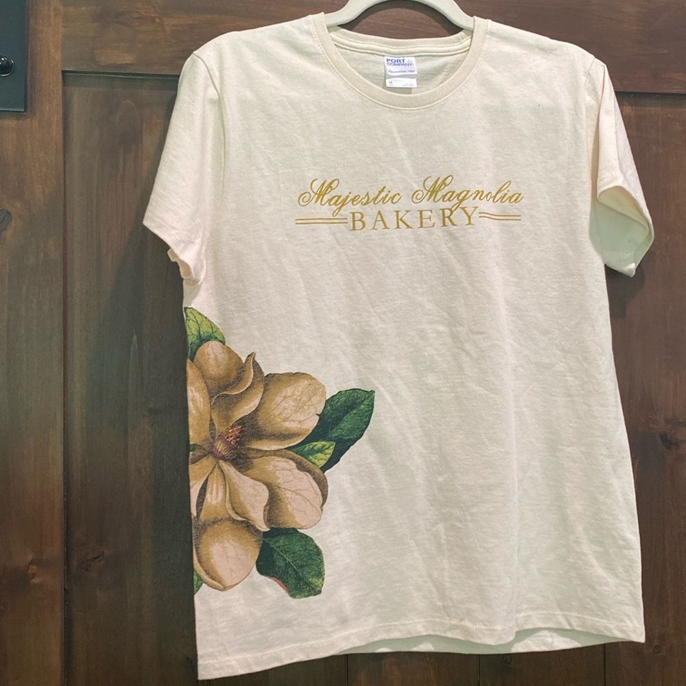 E270 (163A) NWOT Majestic Magnolia Bakery Cream Ladies Tee Sz. M